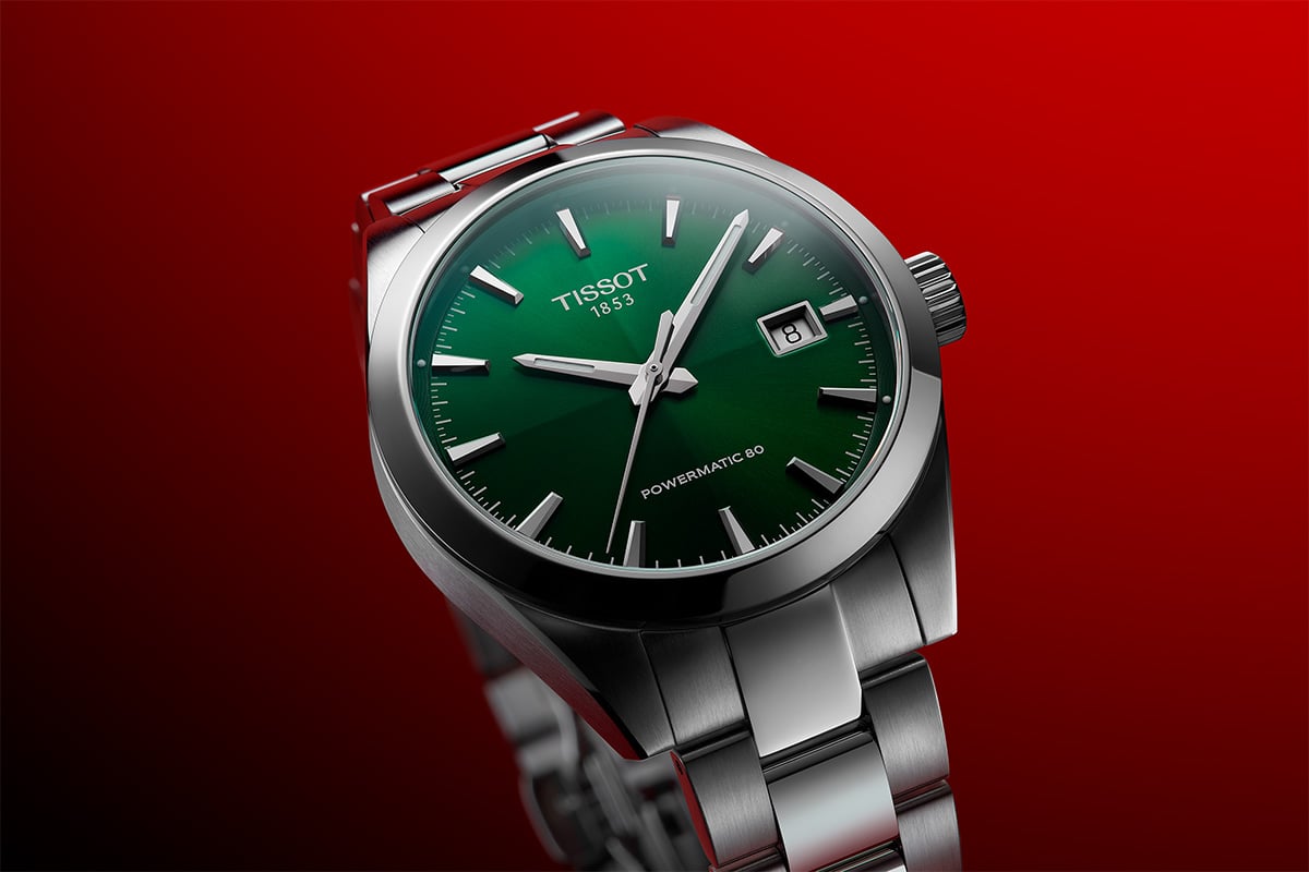 小径になっただけではなくダイヤルにはピラミット型のわずかな立体表現をプラス。小径でも繊細な光沢により存在感を高めている。