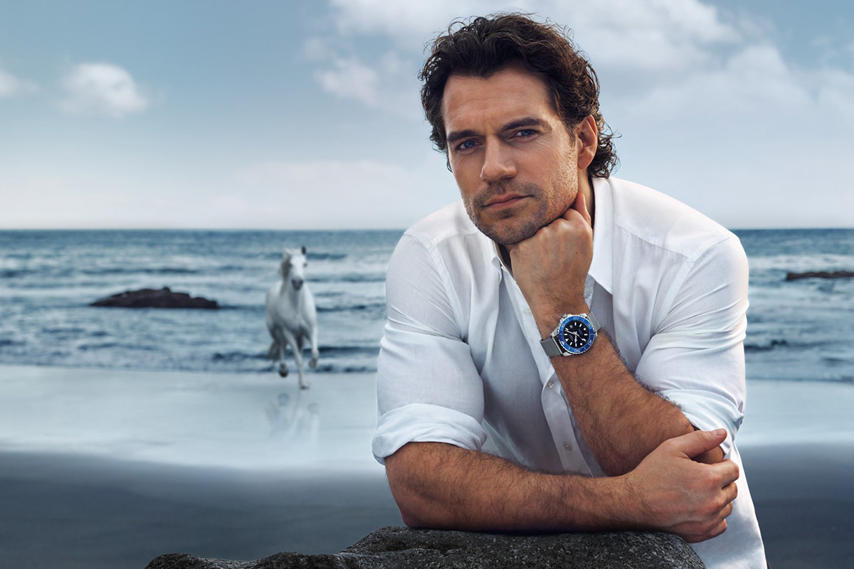 2024年よりロンジンのアンバサダー・オブ・エレガンスを務める俳優のヘンリー・カヴィルは今作について「春夏の海岸や埠頭を想起させる」と語る。
