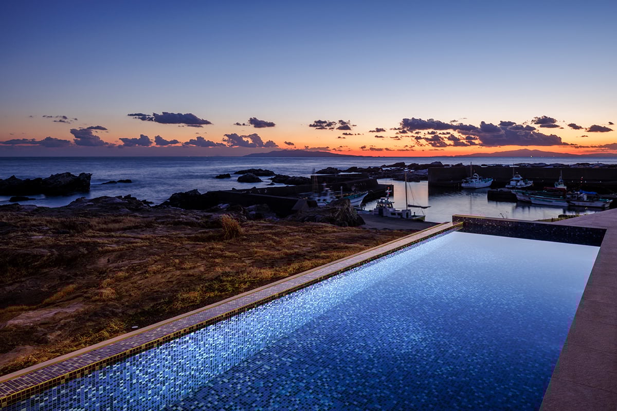 絶景の海と一体化して佇む一棟貸しヴィラ「the MELLOW HOUSE 館山」