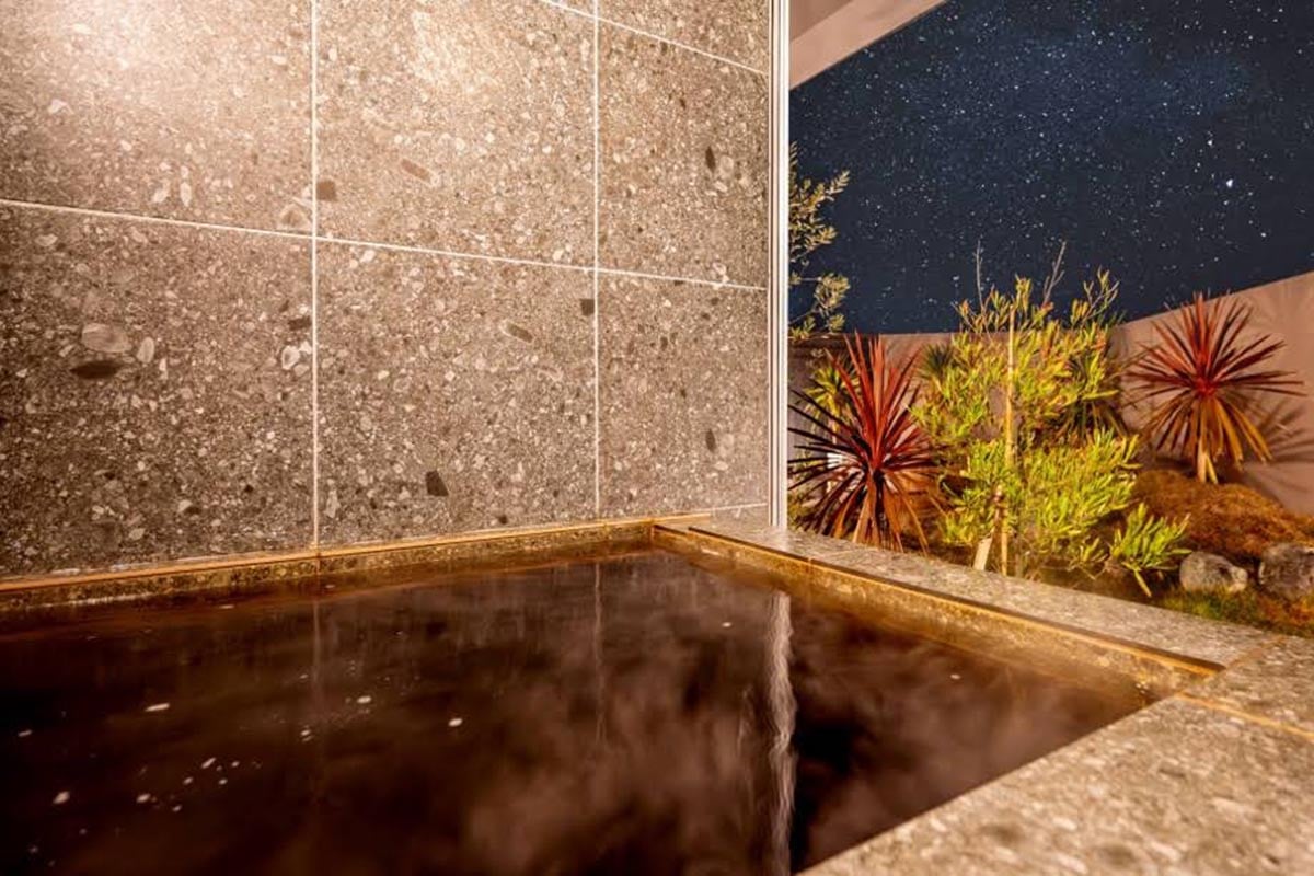 当地湧出の黒湯が注ぐ内湯。露天風呂もあり「Suite」　※新棟ではありません