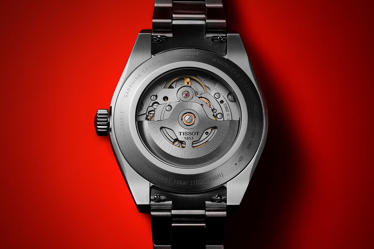 シースルーバックからは80時間のパワーリザーブを持つパワーマティック80ムーブメントを確認可能。