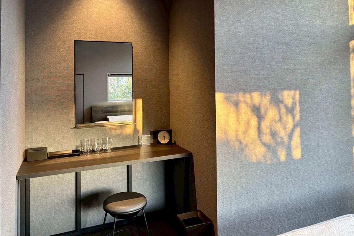 室内に差し込む自然光と静かなモノトーンが調和する空間