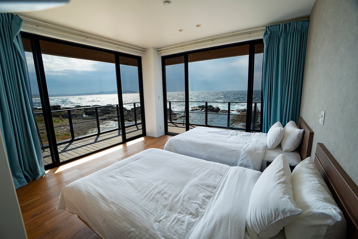 絶景の海と一体化して佇む一棟貸しヴィラ「the MELLOW HOUSE 館山」