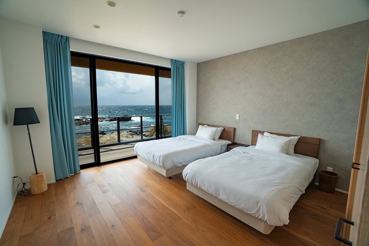 絶景の海と一体化して佇む一棟貸しヴィラ「the MELLOW HOUSE 館山」