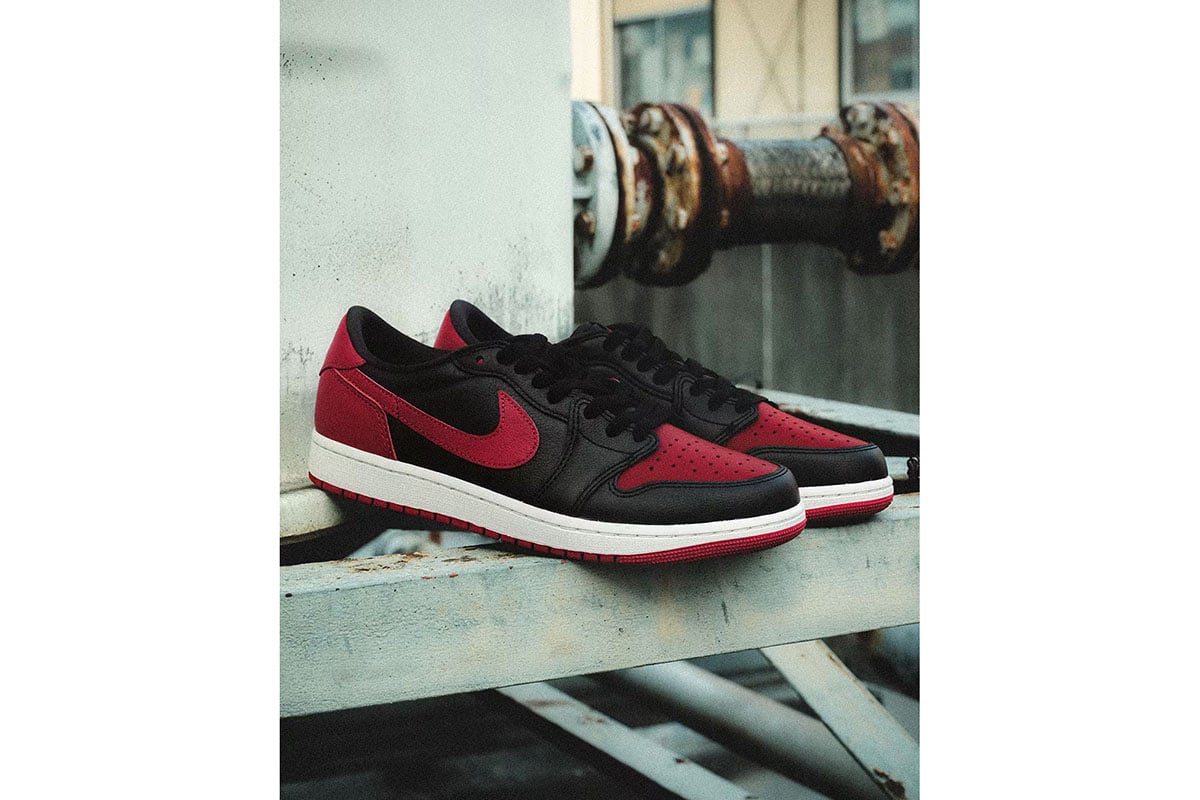 「エア ジョーダン 1 レトロ LOW OG」の新色“Black and Varsity Red“