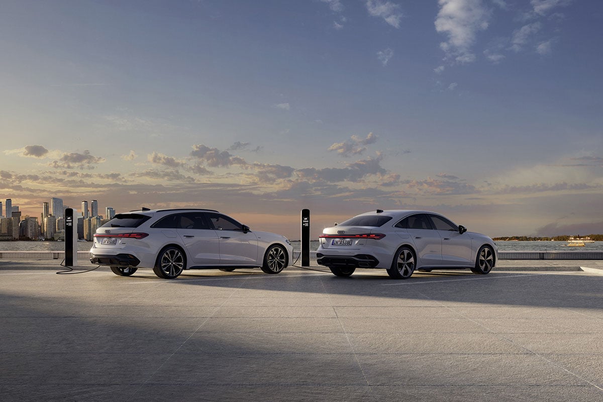 （写真右より）アウディ「A5 TFSI e-ハイブリッド クワトロ Sライン」と「A5アバント TFSI e-ハイブリッド クワトロ Sライン」