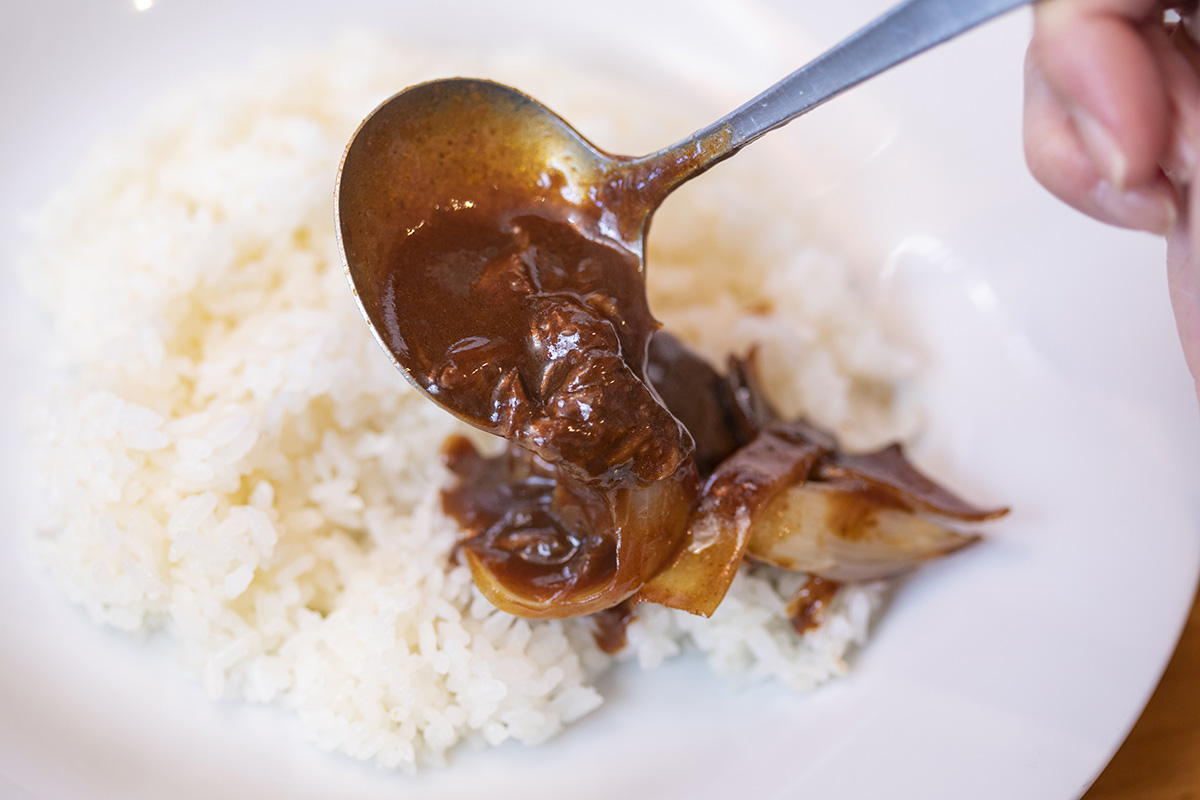 存在感のあるタマネギに柔らか牛肉。ハヤシは旨みしっかりだがくどくなく、優しさを感じる美味しさ