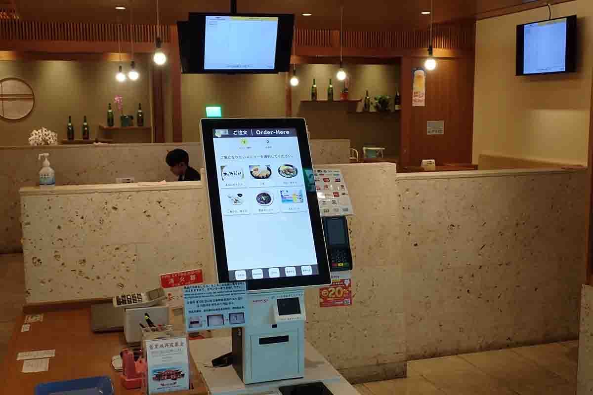 「沖縄家庭料理の店 ケンミン食堂」の注文はタッチパネル式食券販売機、配膳はセルフサービスとなる