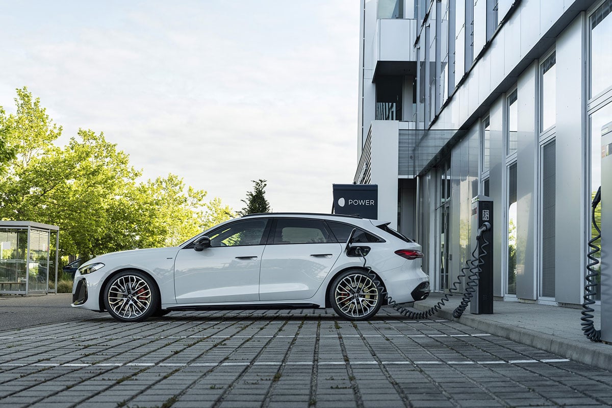 アウディ「A5アバント TFSI e-ハイブリッド クワトロ Sライン」