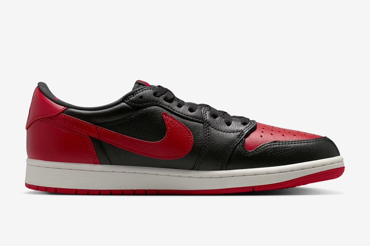「エア ジョーダン 1 レトロ LOW OG」の新色“Black and Varsity Red“
