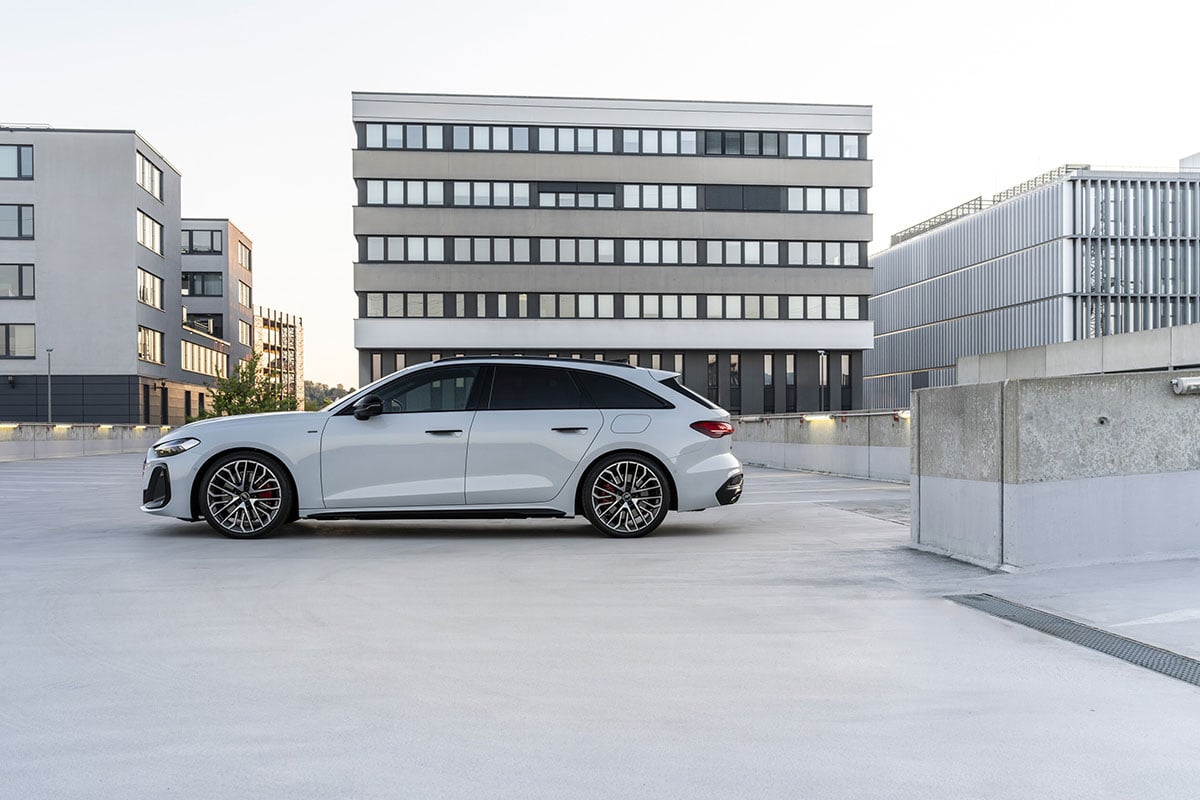 アウディ「A5アバント TFSI e-ハイブリッド クワトロ Sライン」