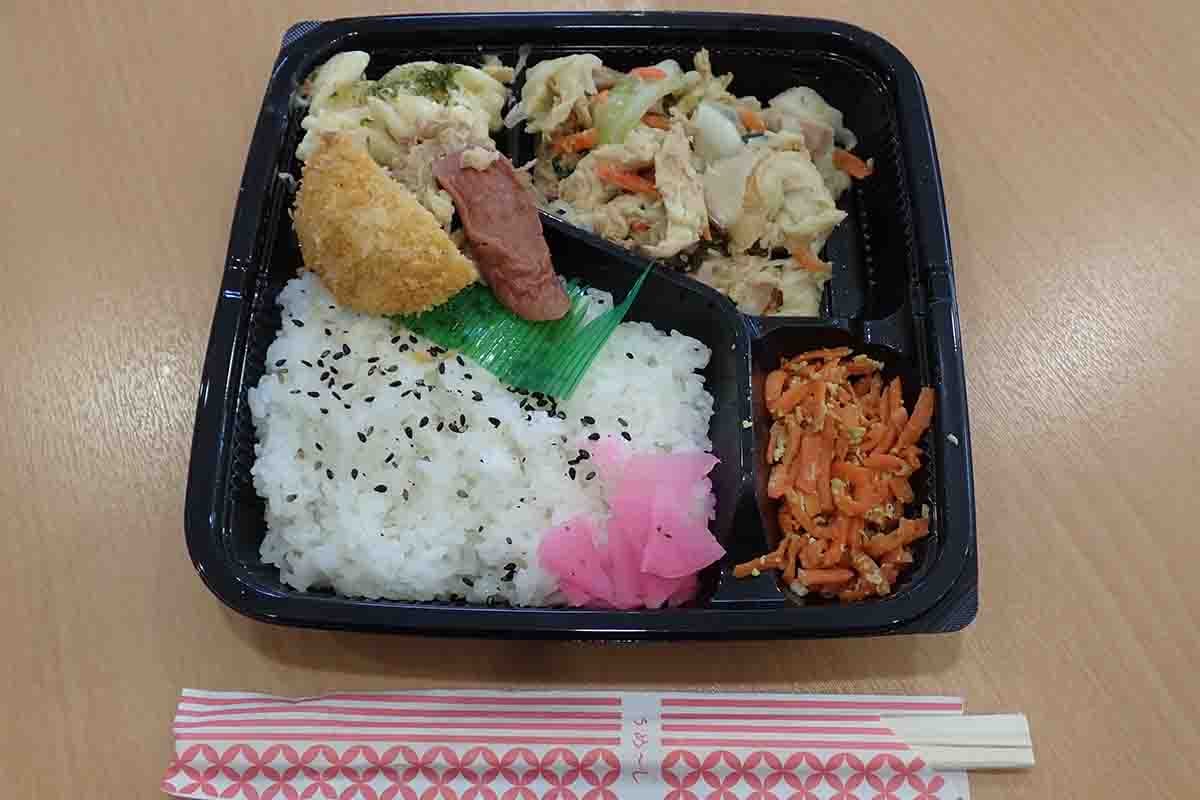 「コンビニ シャロン」で「ふーチャンプルー弁当（小）」をいただいた。おかずも多めで量もたっぷりだ