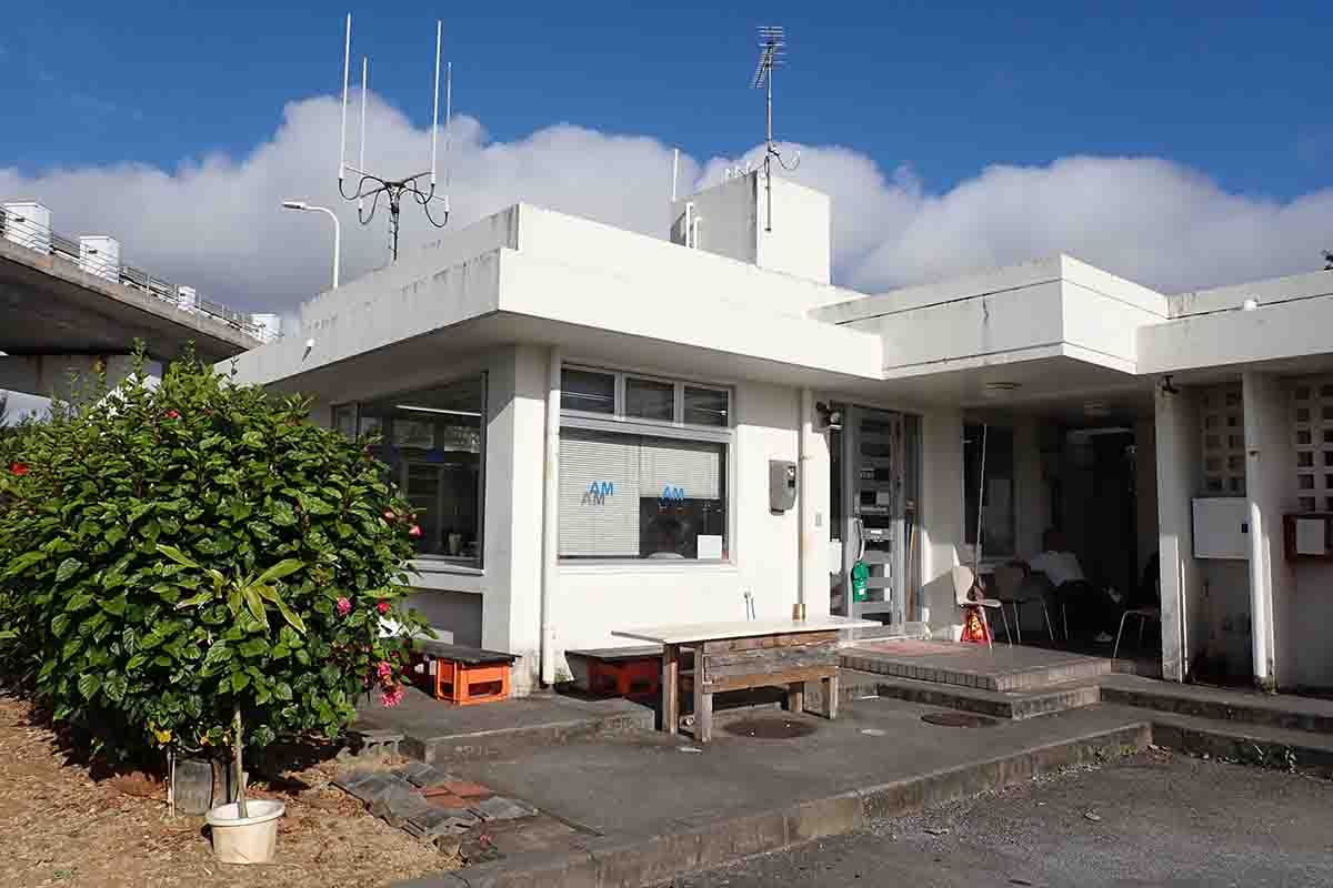 「琉風 タクシープール店」の外観。事前の情報なしに、これが飲食店だとわかる人は少ないだろう
