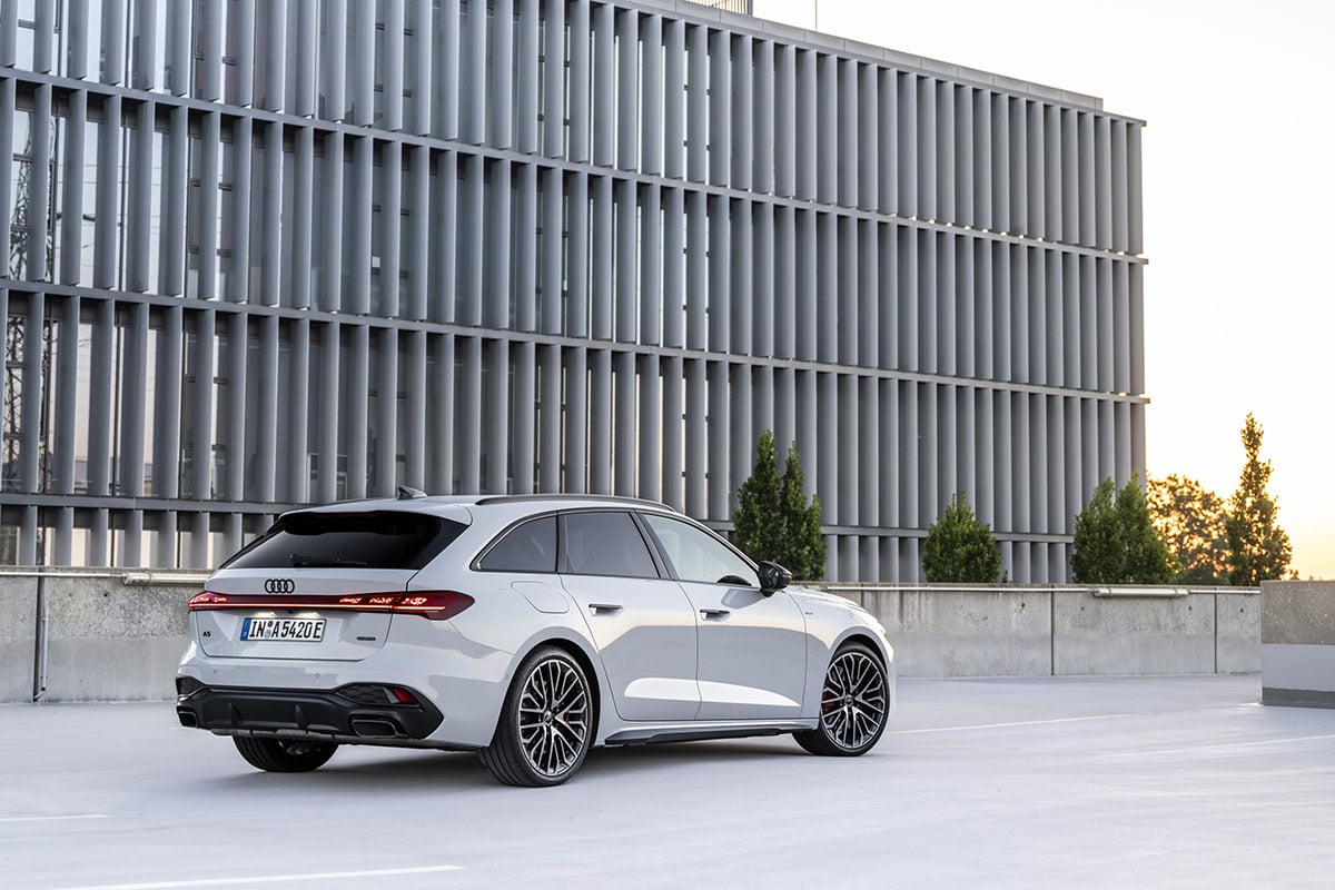 アウディ「A5アバント TFSI e-ハイブリッド クワトロ Sライン」