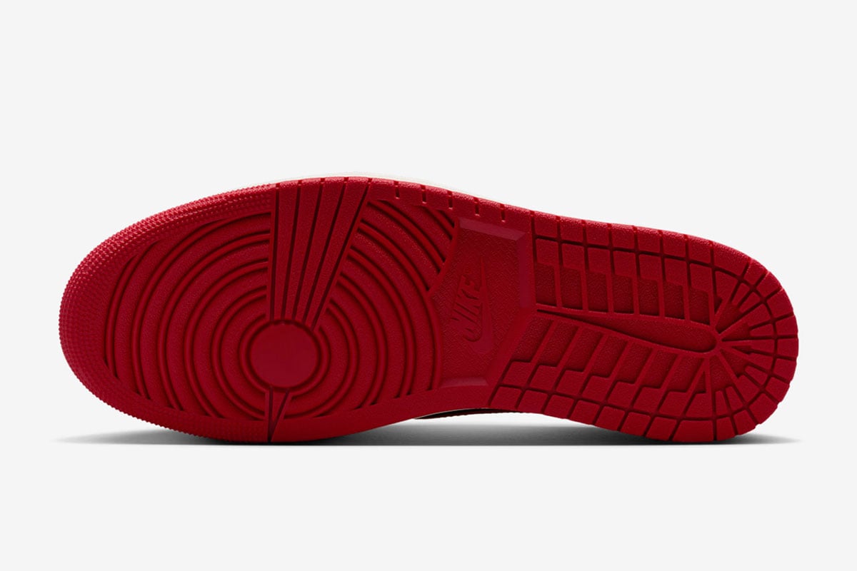 「エア ジョーダン 1 レトロ LOW OG」の新色“Black and Varsity Red“