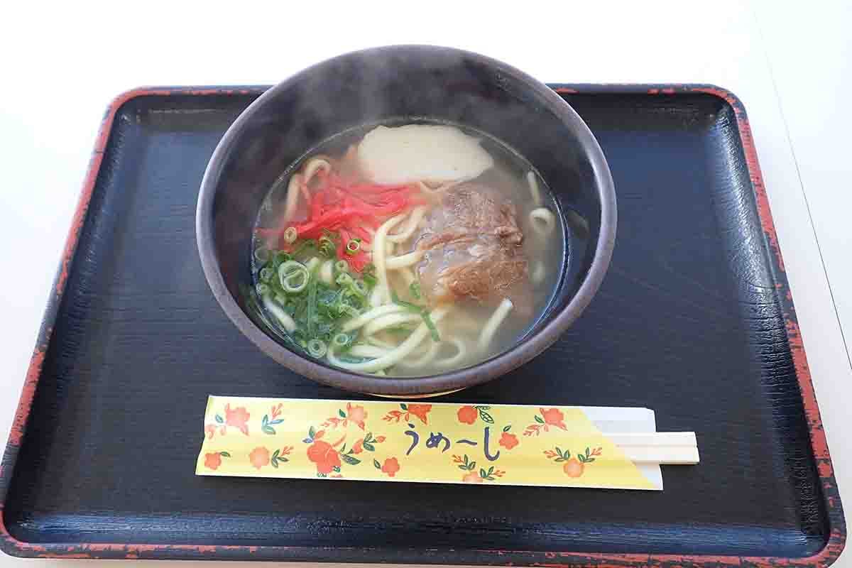 「琉風 タクシープール店」の「ソーキそば（小）」。小腹を満たすのにちょうどいいサイズ