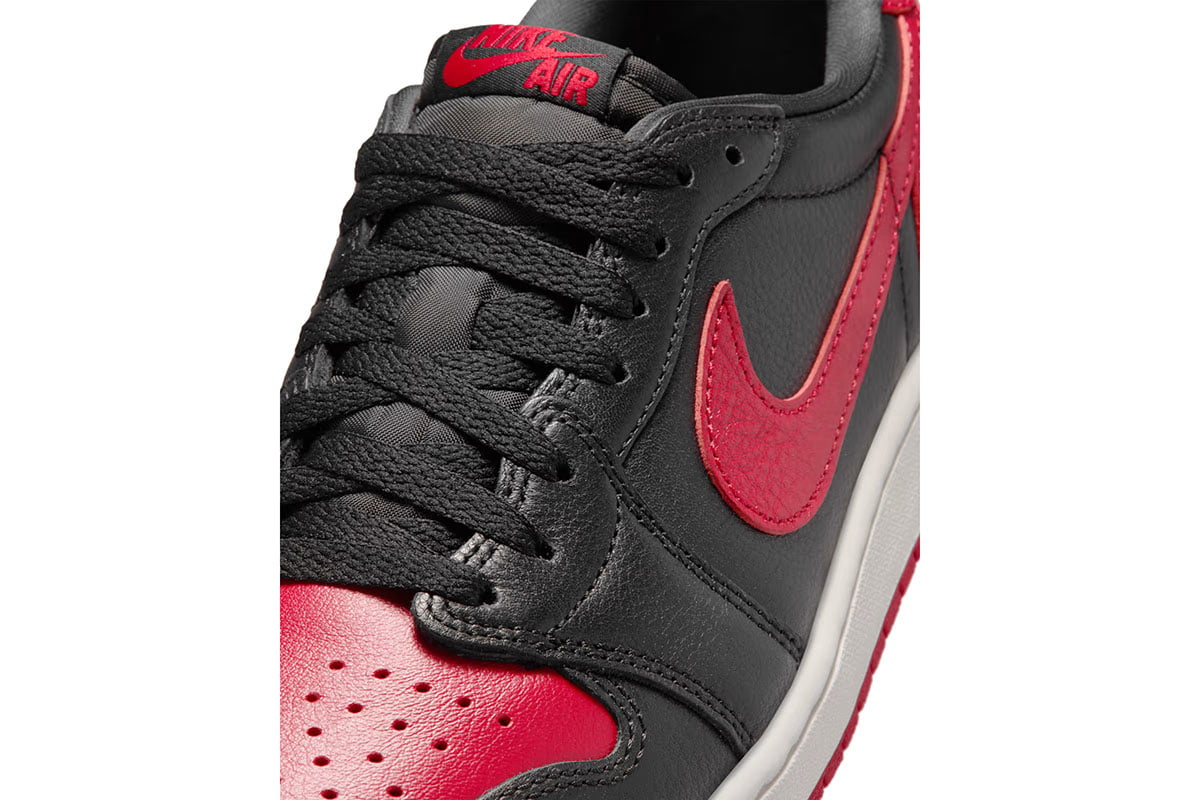 「エア ジョーダン 1 レトロ LOW OG」の新色“Black and Varsity Red“