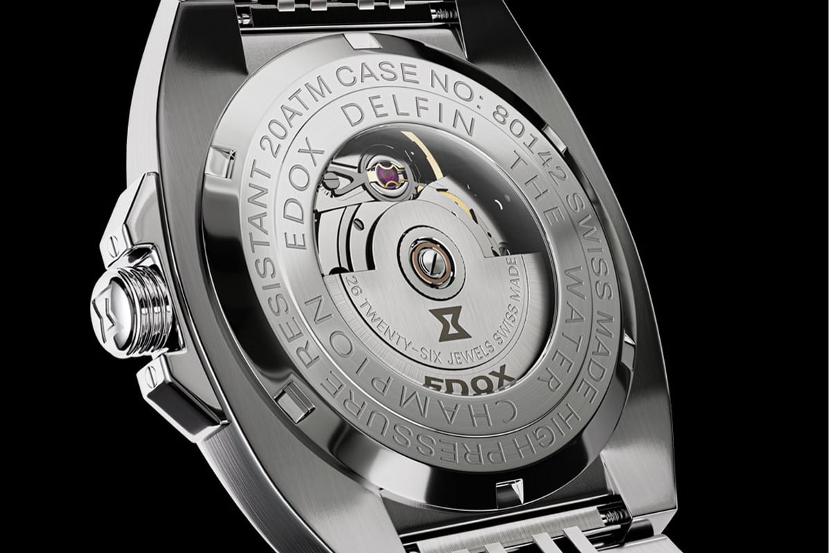 シースルーバックからは自動巻ムーブメント・EDOX80の緻密な動きを鑑賞することができる