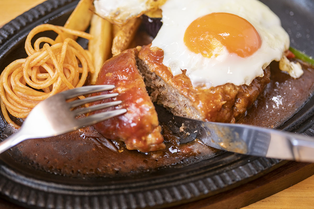 ナイフを入れるとスパッと切れる、肉の柔らかさ。ソースをたっぷり絡めて