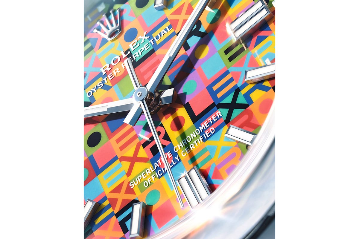 さまざまなカラーで“ROLEX”の文字を表現したダイヤルが楽しい。全ての色は一度に印刷するのではなく、一色ずつ順に、緻密に塗りわけられたもの