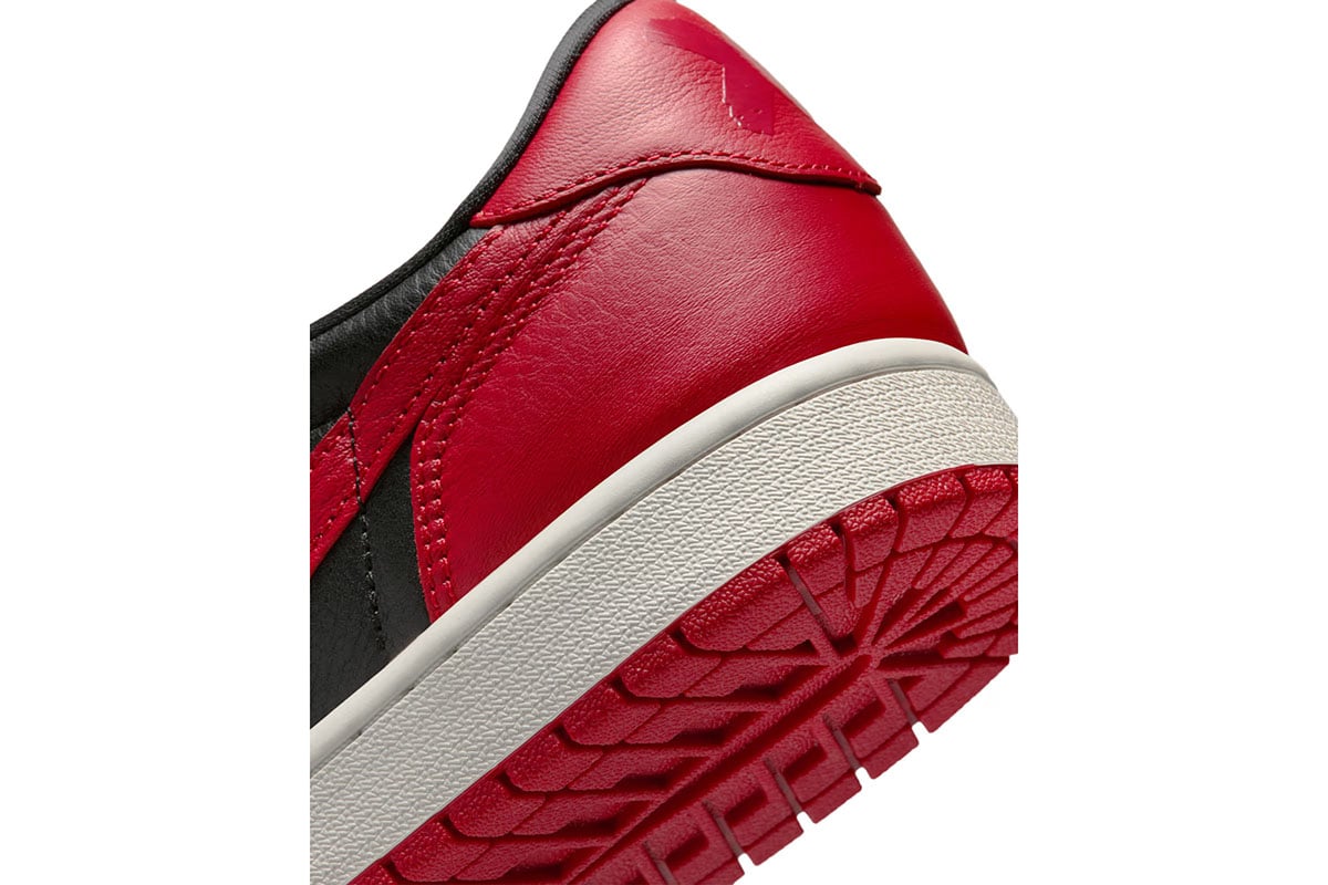 「エア ジョーダン 1 レトロ LOW OG」の新色“Black and Varsity Red“