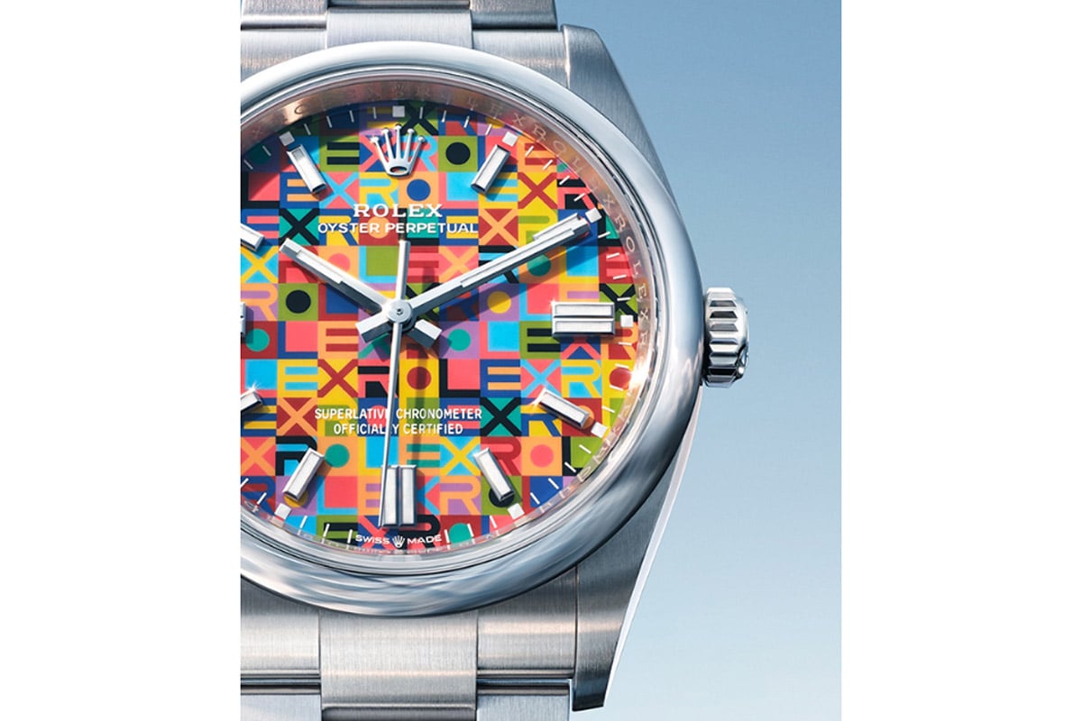 さまざまなカラーで“ROLEX”の文字を表現したダイヤルが楽しい。全ての色は一度に印刷するのではなく、一色ずつ順に、緻密に塗りわけられたもの