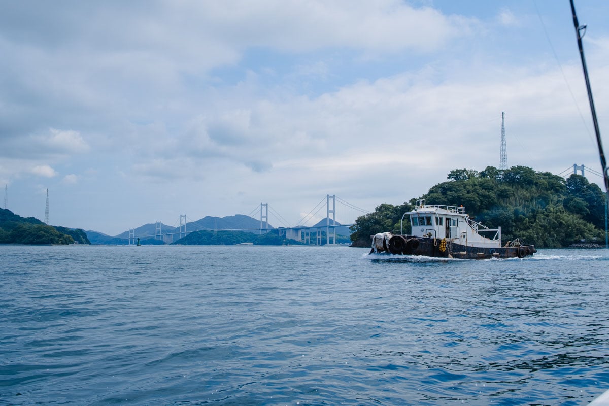 瀬戸内海のランドマーク「来島海峡大橋」を眺めながらフィッシング