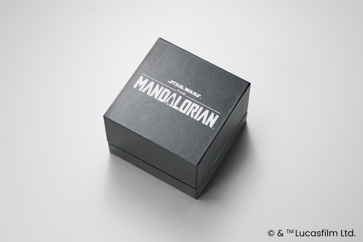 “マンダロリアン”のロゴをあしらった限定ボックス