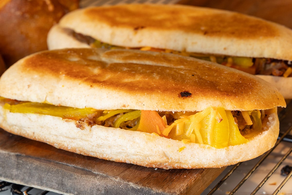パニーニの間から見えるのがピカリリ。インド料理のアチャールにも近い！？