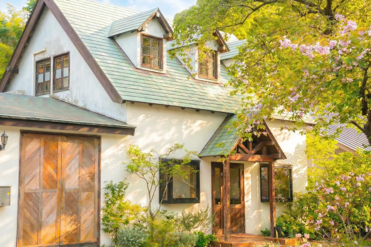 「療養の地・鎌倉山で、原点に還る。」をコンセプトに展開するHouse of Natural Medicine。自然に近い環境の中で、植物療法やウェルネスと向き合うためのショップ&ワークショップ拠点として運営