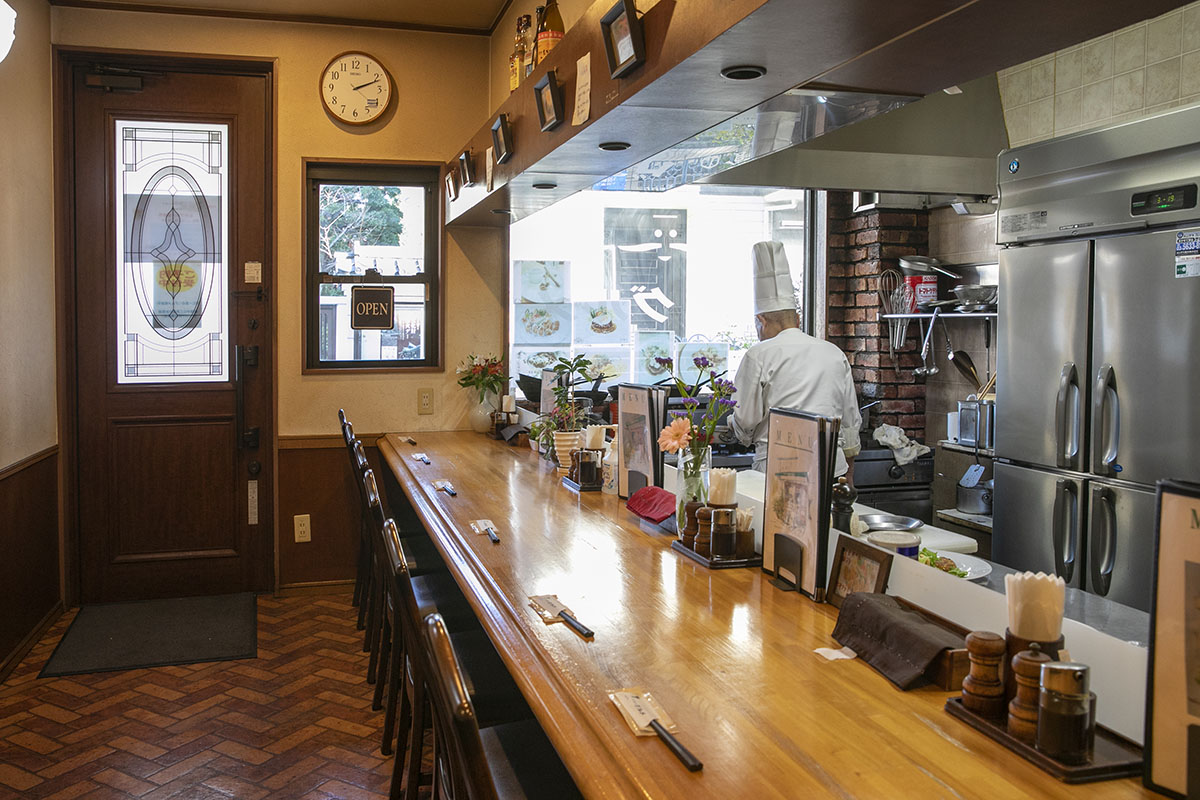 店はカウンター席のみ。一人でも入りやすく、オーナーの調理する姿を間近で見られる
