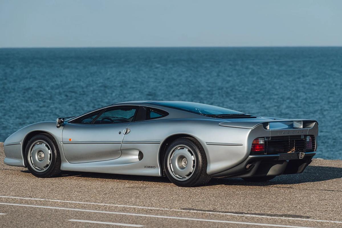 オークションに出品予定の1993年式ジャガー「XJ220」(c)2026 BROAD ARROW Auctions