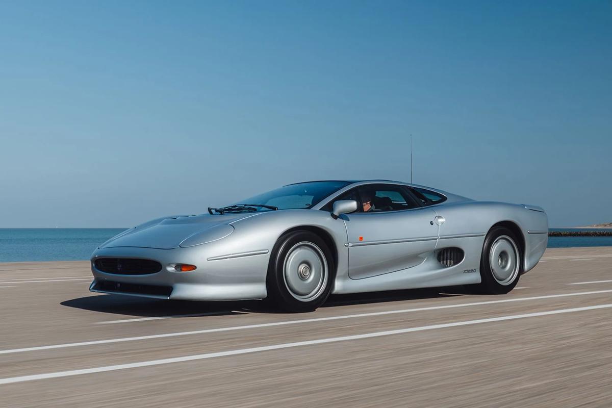 オークションに出品予定の1993年式ジャガー「XJ220」(c)2026 BROAD ARROW Auctions