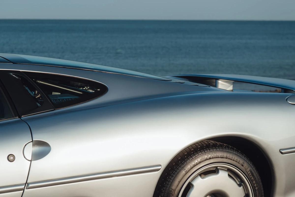 オークションに出品予定の1993年式ジャガー「XJ220」(c)2026 BROAD ARROW Auctions