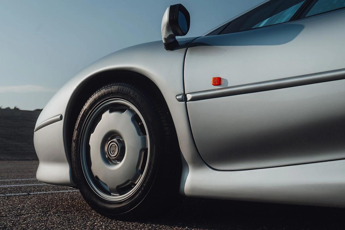 オークションに出品予定の1993年式ジャガー「XJ220」(c)2026 BROAD ARROW Auctions
