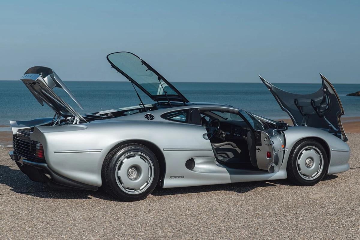 オークションに出品予定の1993年式ジャガー「XJ220」(c)2026 BROAD ARROW Auctions