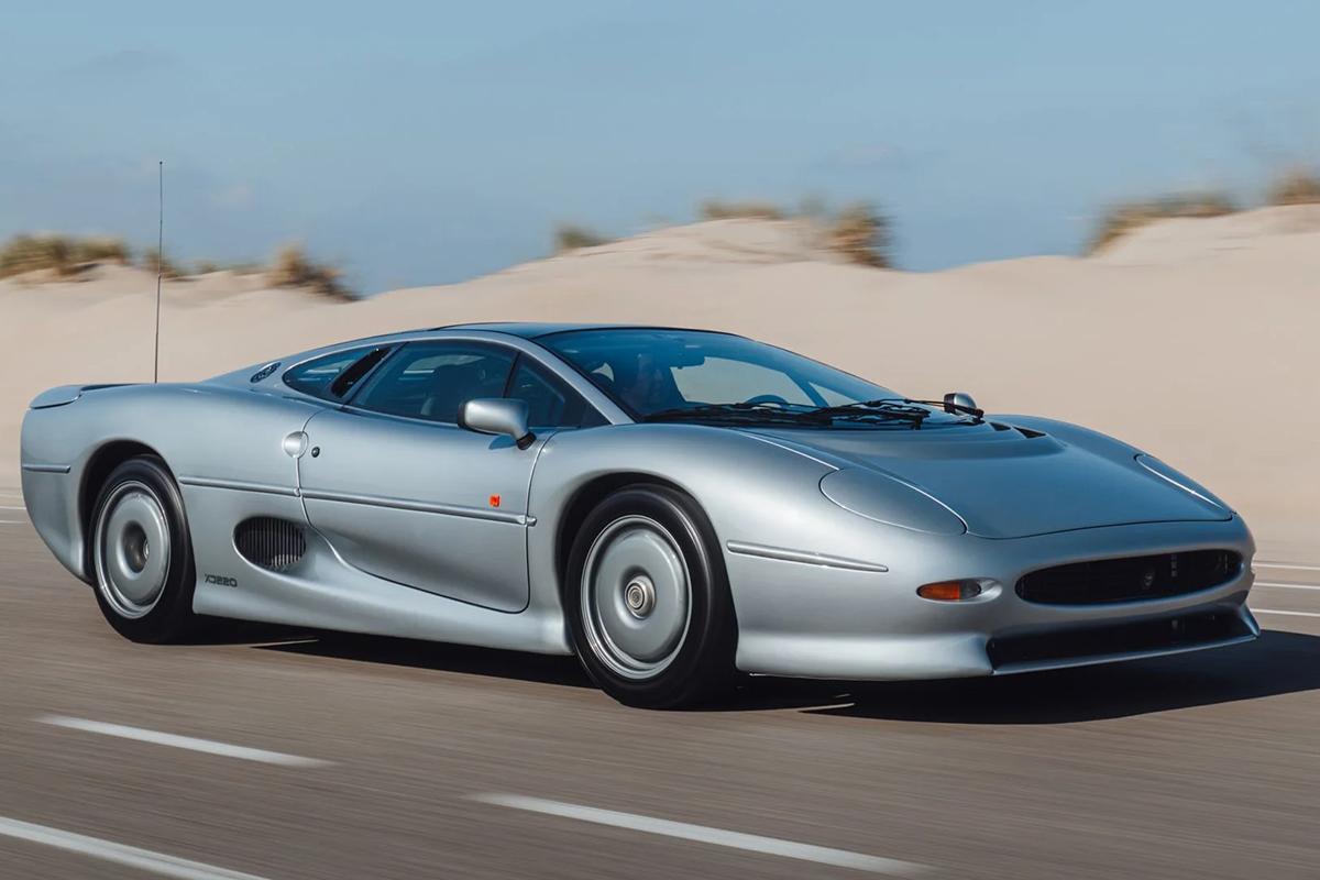 オークションに出品予定の1993年式ジャガー「XJ220」(c)2026 BROAD ARROW Auctions