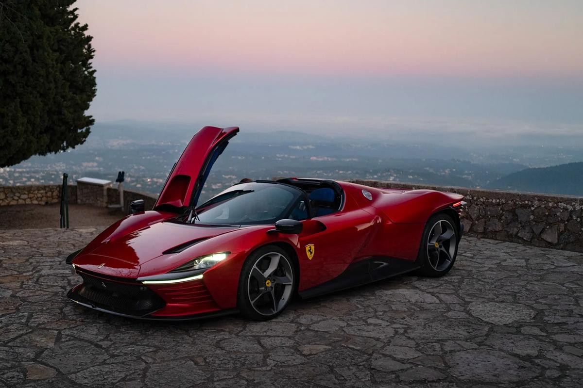 オークションに出品され、高額落札された2023年式フェラーリ「デイトナSP3」(c)2026 BROAD ARROW Auctions