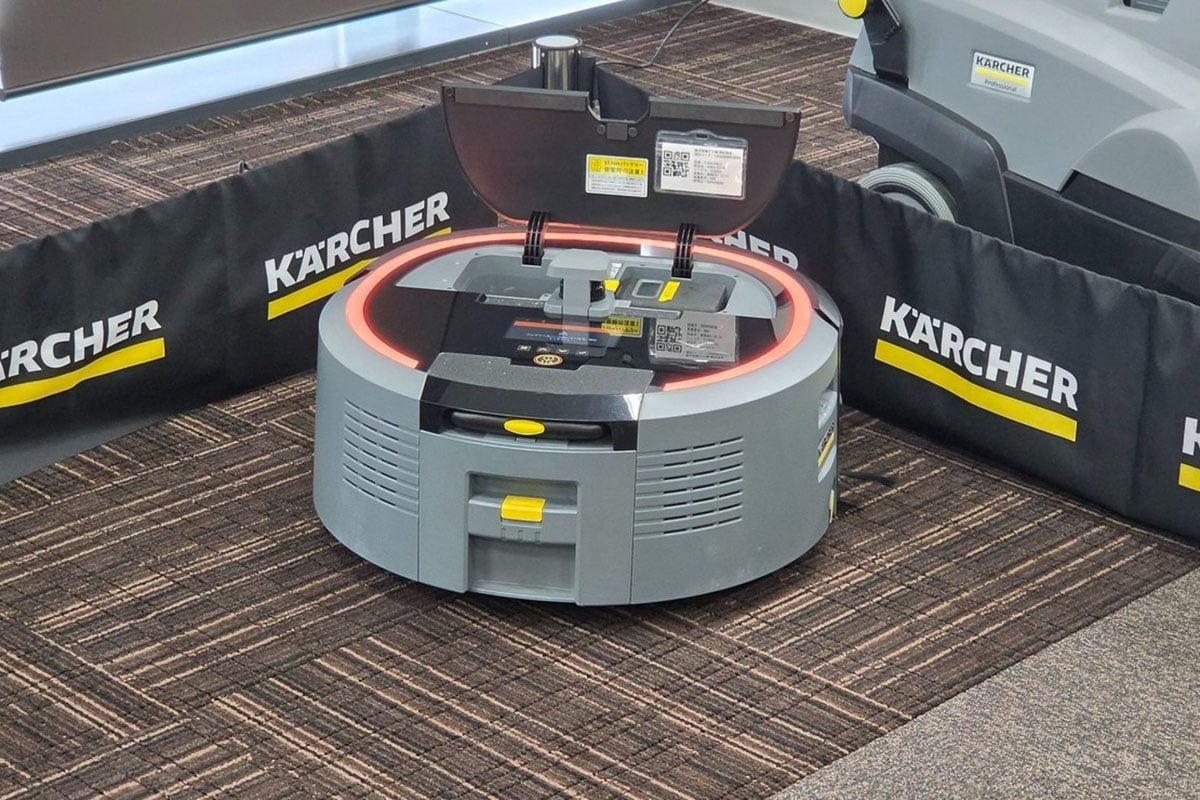 業務用ロボット掃除機「KIRA CV 50」。ロボットと人の作業を組み合わせることで、清掃の生産性は大きく向上する。ロボットが床清掃を行う間にスタッフは別の作業を進められる