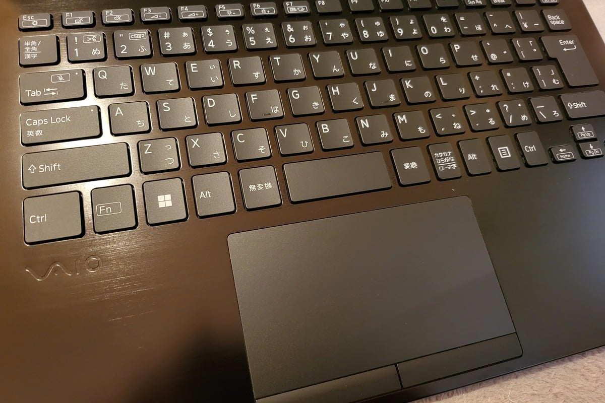 キーボードやパームレスト、タッチパッドなど手が直接触れる部分がきれいに整っていることは、気持ちよく使えるかどうかを左右する大事なポイント