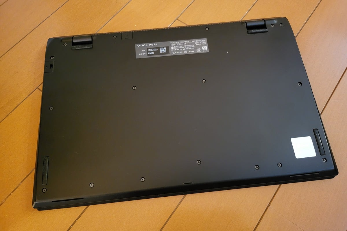 ブラックの天板にVAIOロゴが映えるReborn VAIO。リファービッシュPCでありながら、第一印象では“中古感”はなく新品同様で、道具としての端正さが先に立つ