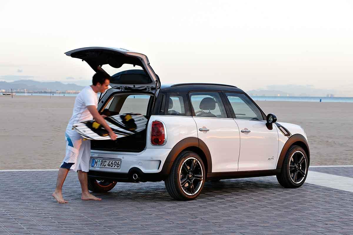 2010年に登場した初代「MINIカントリーマン」