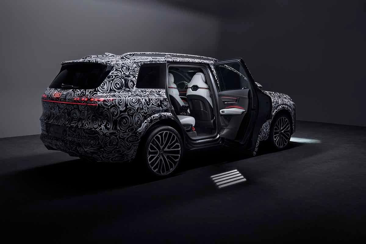 2026年夏世界初公開予定のフラッグシップSUV、アウディ新型「Q9」のインテリア