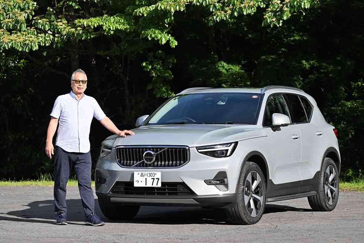ボルボ「XC40 ウルトラ B4 AWD」と筆者のこもだきよし氏