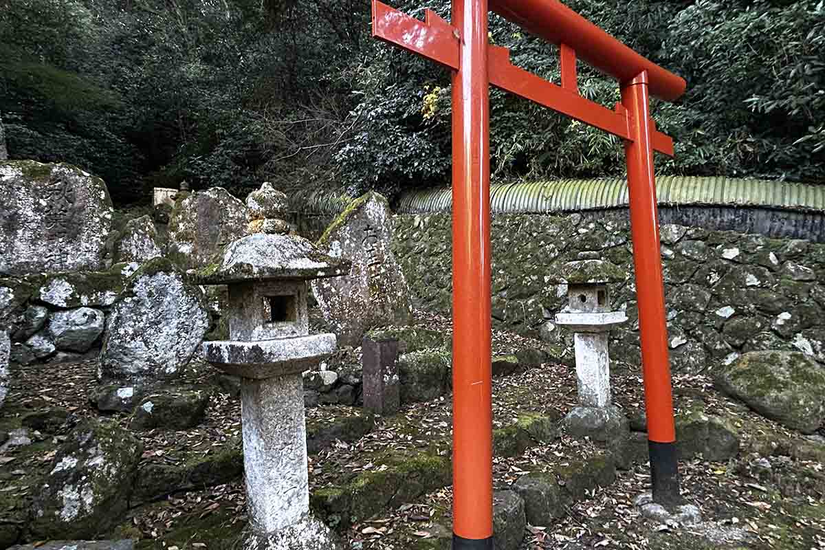 暗峠奈良街道の道脇にはお寺や鳥居、句碑などがあり歩いていると楽しい