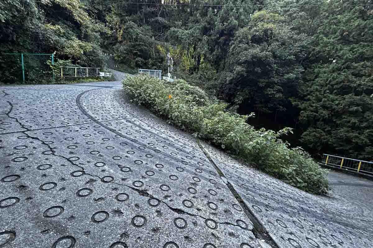 暗峠のもっとも急勾配地点がココ。タイヤのスリップ痕が無数にある。iPhoneで角度を調べてみたところ、22度を指した