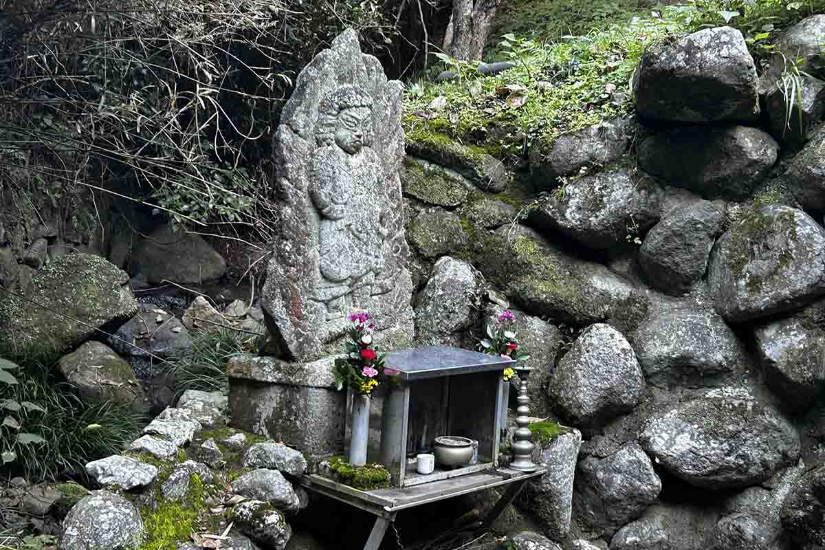 暗峠奈良街道の道脇にはお寺や鳥居、句碑などがあり歩いていると楽しい