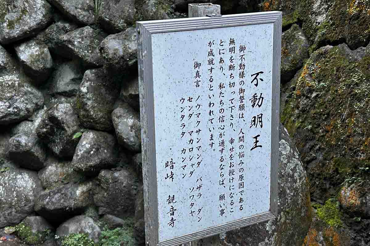 暗峠奈良街道の道脇にはお寺や鳥居、句碑などがあり歩いていると楽しい