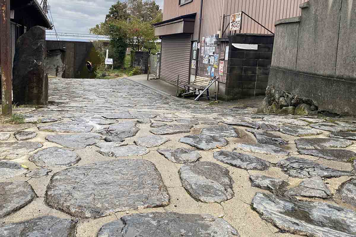 暗峠奈良街道の頂上付近は石畳だ