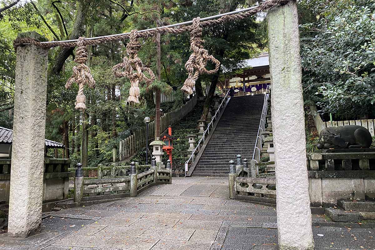 東大阪市側の麓には河内国一宮である枚岡神社もある